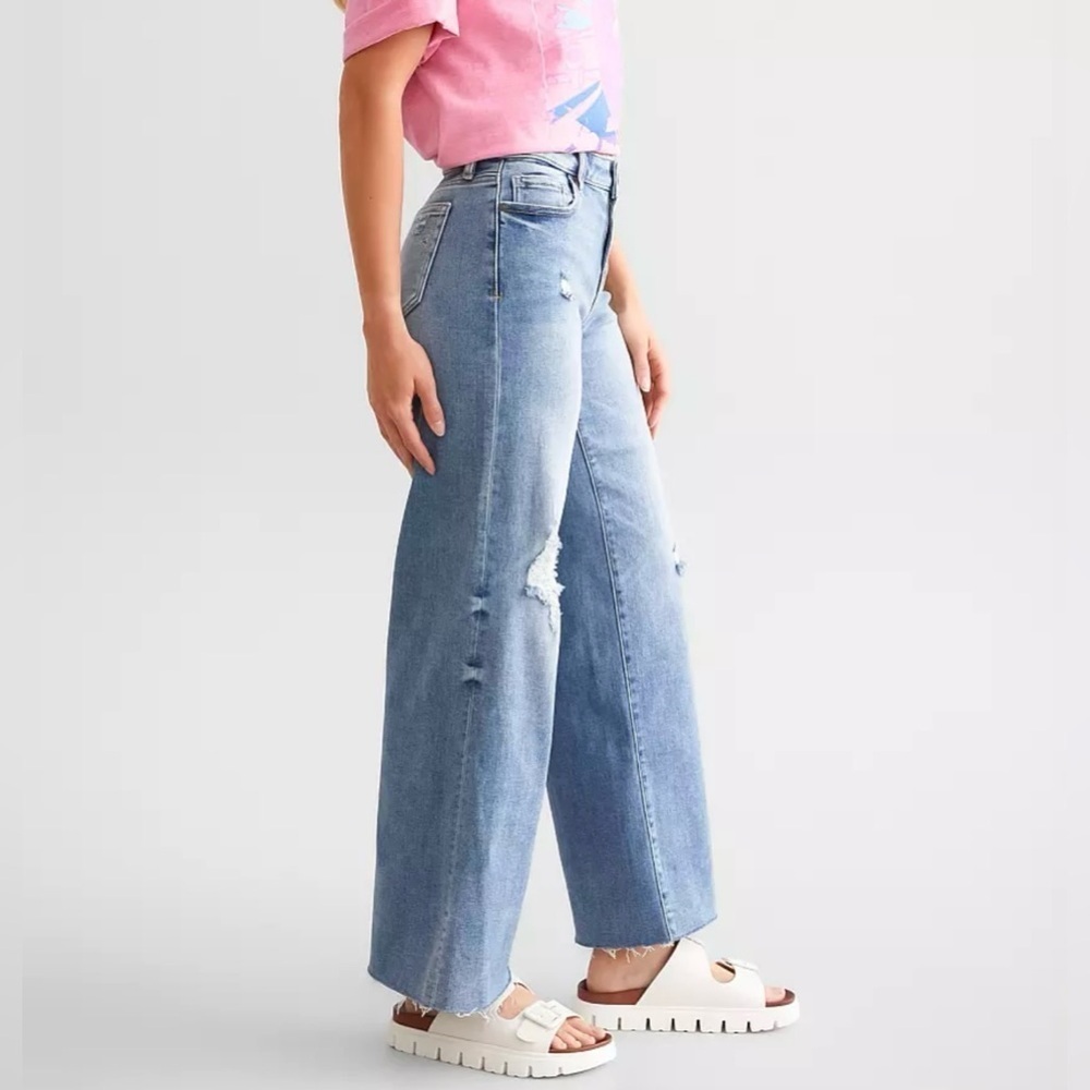 Mid Rise Slightly Distressed Nori Jean. NWT - Picture 3 of 9
